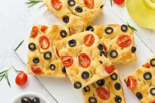 Wie macht man eine klassische italienische Focaccia mit Rosmarin und grobem Salz?