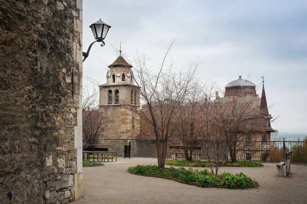 Welche Materialien sind am besten für eine langlebige und wetterfeste Terrassenüberdachung geeignet?
